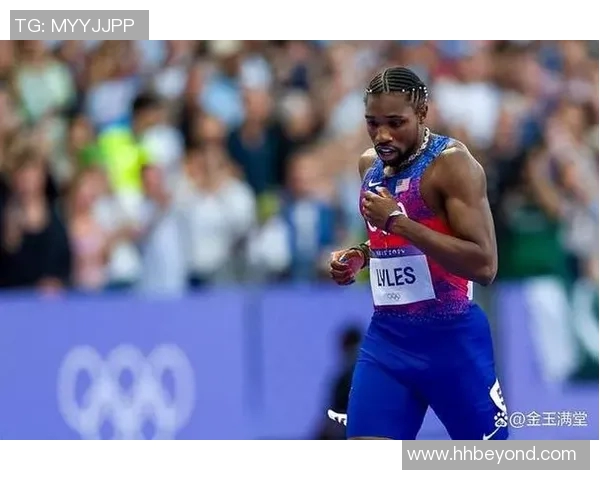 足球明星在比赛中意外倒地瞬间引发全场关注与热议